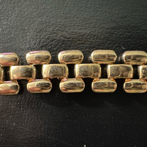 Pretty Vintage Gold Tone Bracelet - Picture 2 of 6